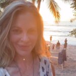 Kristin Bauer Instagram - Remembering to be alive in #costarica 🌊. We all went out to eat last night at the incredible @lalunanosara 😋 #newfreinds❤️ #yogaretreat #yoganidra #bluezone #ocean #life #ocean Music by @abrivanstraten