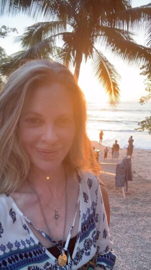 Kristin Bauer Instagram - Remembering to be alive in #costarica 🌊. We all went out to eat last night at the incredible @lalunanosara 😋 #newfreinds❤️ #yogaretreat #yoganidra #bluezone #ocean #life #ocean Music by @abrivanstraten
