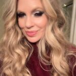 Kristin Bauer Instagram - Hated to wash off @nicolegoulet beautiful makeup but it also felt sooooo good. @madhippiebeauty oil cleanser, @doterra #yarrowpom - @beautystat VitC, @kindri_skincare avocado smoothie! #skincare #crueltyfree #toxinfree (FYI - I like to conserve water. You hear it running as I was waiting for it to warm up 🤷‍♀️😔) #nofilter