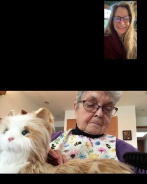 Kristin Bauer Instagram - Me zooming with 92 year old mom this week. Do you see her kitty?? I got it from the @alzassociation website. It’s the most amazing battery operated purring, blinking, meowing, and stretching cat! She loves it. If anyone you love has dementia or Alzheimer’s check it out. They have puppies too. #cat #dog #alzheimersassociation #alzheimersawareness #dementia