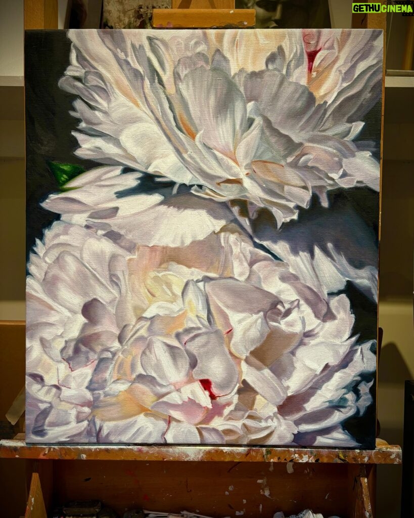 Kristin Bauer Instagram - I’ve been tinkering aaaaall day. Tiny adjustments and seemingly endless “final” touches. It’s like 99.723 done! #oilpainting #flower