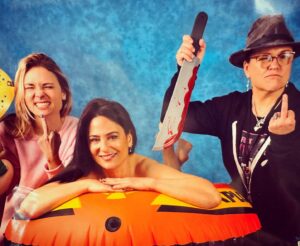 Kristina Klebe Instagram - Fuck you… (from @judiearonson @christineelisemccarthy and me)… with love ❤️ from #njhorrorcon #horrormovies #horrorfans #funphotos #actors #acting #photoops #chucky #fridaythe13th #halloween #90210 #funtimes #fiercefemales