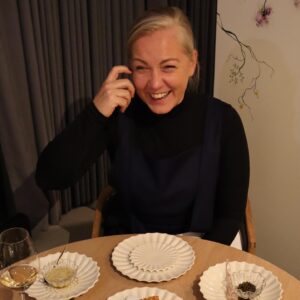 Kristína Nemčková Instagram - Tento příspevěk přenechám mojí mámě…
~
Vďaka mojej Kristínke veľa cestujem a ešte viac jem. Dozvedám sa od nej zaujímavosti o jedle, surovinách, kuchárskych technikách a gastrohviezdach. Je to jej svet, do ktorého rada nahliadam. 
Kodaňská reštaurácia Geranium má na svojom konte tri michelinské hviezdy a prvenstvo v rebríčku The World 50 Best Restaurant. Nebyť Kiky, asi by som cestu do podobnej reštaurácie nehľadala. Zvedavosť vidieť dcéru pracovať bola ale väčšia a tak som túto sobotu zasadla za stôl najbližší ku kuchyni v tejto reštaurácii, pripravená ochutnať 17chodové menu, v ktorom sa mimo rýb nenachádza žiadne iné mäso a väčšina jedál je vegatarianských.
Od prvej minúty to bol pre mňa neskutočný zážitok pozorovať chod reštaurácie, komunikáciu medzi kuchármi, ale hlavne vidieť Kristínku vo svojom živle. 
Chodov mi bolo naservírovaných nakoniec osemnásť a každý z nich bol fenomenálny. Nádherný na pohľad a fantastický na chuť. Dva z nich ma skoro rozplakali. Jedla som najlepšie jedlo v mojom živote. Ďakujem za tento zážitok.

@restaurant_geranium #geranium #mom #family #chef