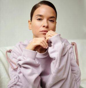 Kristína Svarinská Instagram - Bjutifulovské fotenie pre @neheraofficial. Clean&neat. Taká tá znesiteľná ľahkosť bytia. Alebo neznesiteľne bytostná? Anyway, ďakujem za tieto dary🤍

📸: @tomasthurzo 
muah: @tomasvida.makeup 
Styling: @neheraofficial 

#shoot #nehera #vjednoduchostijezmysel