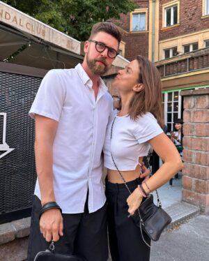 Kristína Svarinská Instagram - Toto bude osobné, ale také je tu vlastne všetko.

Happy happy jednému z najinšpiratívnejších ľudí akých som kedy stretla. Želám nám všetkým v živote viac ľudí ako si ty, robíš tento svet krajším a láskavejším miestom🤍 

thank you for being my rock. Cant be more proud of u🤍 

#thebffforlife #happyhappy #mania #večerplaymateránosoulmate #grateful #newkidsfromtheblock