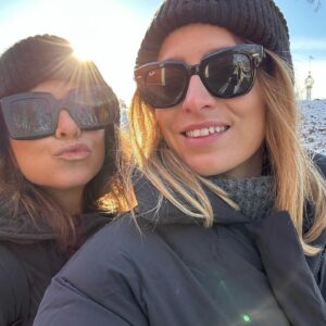 Kristína Svarinská Instagram - Ďalší rok, ďalšie výlety, ďalšie životy prežité, ďalšie dobrodružstvá za nami. Setup viacmenej rovnaký, ale za každou selfie je výbuch zážitkov a emócií, ktoré z nás stále viac a viac robia rodinu. Ďakujem, že kráčaš 
so mnou, dobre dobre, niekedy bežíš o život. Väčšinou o ten môj,lebo taká si. Starostlivá,láskavá a lojálna.Kamoši, opatrujte si priateľstvá, sú vzácne:) 

A dávajte na seba pozor. Vzájomne aj jednotlivo. Svet prináša veľa zmätku, ale láska stále dáva nádej. Myslím na vás a stískam všetky duše, ktoré to potrebujú. 
Včera, dnes aj zajtra🤍

#powercouple # #friendsdelafriends #2023beentheredonethat #soulmates #takecareofyourselves