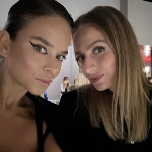 Kristína Svarinská Instagram - Ďalší rok, ďalšie výlety, ďalšie životy prežité, ďalšie dobrodružstvá za nami. Setup viacmenej rovnaký, ale za každou selfie je výbuch zážitkov a emócií, ktoré z nás stále viac a viac robia rodinu. Ďakujem, že kráčaš 
so mnou, dobre dobre, niekedy bežíš o život. Väčšinou o ten môj,lebo taká si. Starostlivá,láskavá a lojálna.Kamoši, opatrujte si priateľstvá, sú vzácne:) 

A dávajte na seba pozor. Vzájomne aj jednotlivo. Svet prináša veľa zmätku, ale láska stále dáva nádej. Myslím na vás a stískam všetky duše, ktoré to potrebujú. 
Včera, dnes aj zajtra🤍

#powercouple # #friendsdelafriends #2023beentheredonethat #soulmates #takecareofyourselves