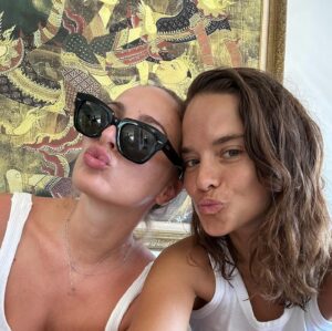 Kristína Svarinská Instagram - Ďalší rok, ďalšie výlety, ďalšie životy prežité, ďalšie dobrodružstvá za nami. Setup viacmenej rovnaký, ale za každou selfie je výbuch zážitkov a emócií, ktoré z nás stále viac a viac robia rodinu. Ďakujem, že kráčaš 
so mnou, dobre dobre, niekedy bežíš o život. Väčšinou o ten môj,lebo taká si. Starostlivá,láskavá a lojálna.Kamoši, opatrujte si priateľstvá, sú vzácne:) 

A dávajte na seba pozor. Vzájomne aj jednotlivo. Svet prináša veľa zmätku, ale láska stále dáva nádej. Myslím na vás a stískam všetky duše, ktoré to potrebujú. 
Včera, dnes aj zajtra🤍

#powercouple # #friendsdelafriends #2023beentheredonethat #soulmates #takecareofyourselves