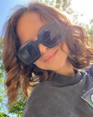 Kristína Svarinská Instagram - Ďakujem. Ja sa mám dobre. Ja si to užívam:) takto nejak to je. Tak si to sem odložím, lebo tých reminderov v dnešných časoch nikdy nie je dosť. Rollercoastre na všetkých úrovniach mám zažité, ale málokedy žijem ten aktuálny, prítomný peak. Kamoši, stískam vás. Neznesiteľne ľahko. Aj to je občas potrebné. Leto is coming🤍 

#fotoškazostorky #summervibing #summercalling #summerloving #trepkanye