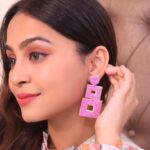 Kristina Patel Instagram - Fit your outfit with perfect accessories ♥️. Earrings- @tangerinehandcraft Bag- @tangerinehandcraft . . . . . #explore #kristinapatel #fashionblogger #fashion #grwm