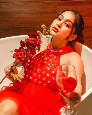 Kristina Patel Instagram - BE YOUR OWN VALENTINE 🌹❤️
HAPPY VALENTINES DAY LOVELIES ❤️
.
.
.
EC : @vikashpandeyy39 
.
#love #red #valentineday #flowers #kristinapatel #happyvalentinesday #me #loveyourself