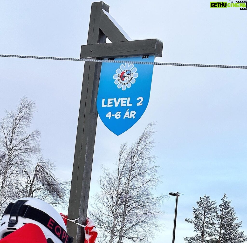 Kristina Petrushina Instagram - Dag 1 på skidskola. Utrymme för utveckling finns.