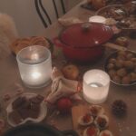 Kristina Petrushina Instagram - Vänner runt bordet, glasen - de klingar, Julmusik i bakgrunden och stämningen svingar. Min pizza i ugnen blev alldeles bränd, Vem vet, det kanske kan bli en ny trend? Med skratt och prat som fyller varje vrå, Julbord med familj och vänner kan ingenting slå! Äh, nu tar vi jul! ❄️🎄