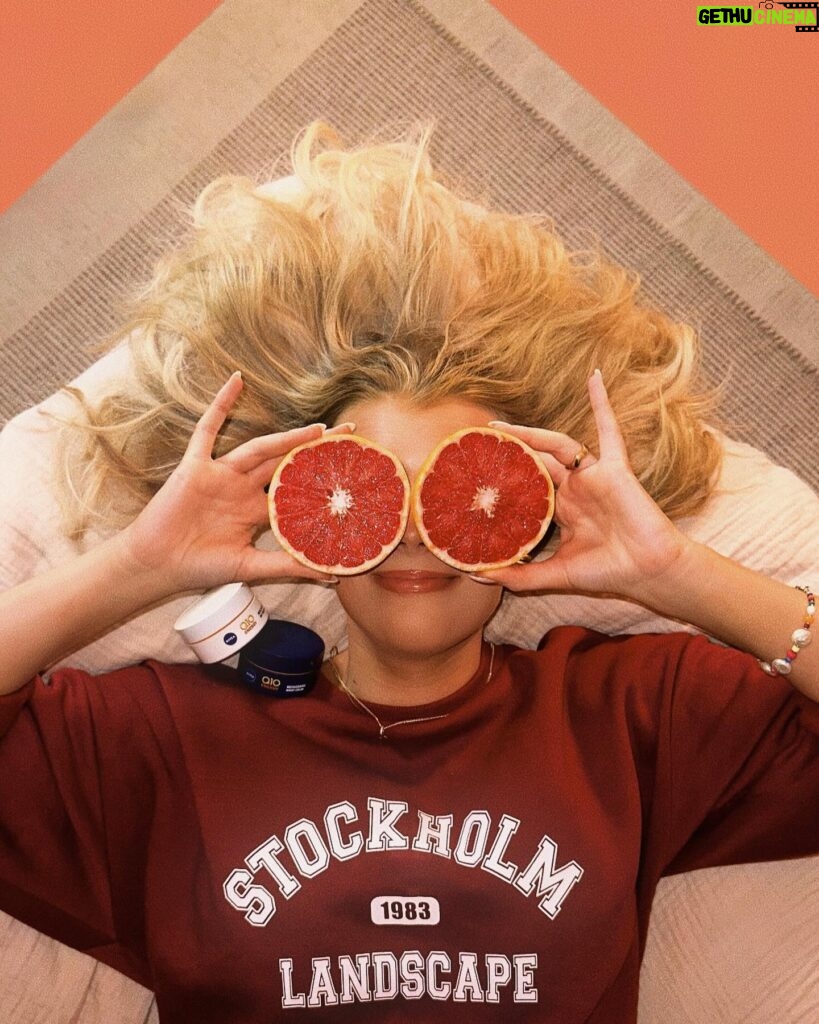 Kristina Petrushina Instagram - Reklam för @nivea 💙 Kan vi ta en sekund för att jag tog denna bild med självutlösaren! Va! När livet ger dig citroner, ta selfies osv. 🍋🍊🍋🍊   NIVEA och jag är fortsatt bästisar, inte minst med deras Q10-serie som jag hållt stadigt under vinterkylan. Fullproppat med bra grejer och vitaminer, är återfuktande och en riktig lysterbomb. Det är faktiskt såååååå inne att vara moisturized.    NIVEA, tack för ett fantastiskt 2023! Vi ses nästa år! 💙