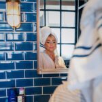 Kristina Petrushina Instagram - I betalt samarbete med NIVEA. Fortsatt mallig hänger jag och @nivea än ihop och det har vi gjort ett rätt långt tag! Jag minns som sagt väl min första blåa plåtburk jag köpte i mellanstadiet som jag smorde in allt o alla som kom i min väg. Dessutom min numera mest trogna följeslagare för glow och återfuktning - Rich Nourishing Body Lotion. Min bästa kompanjon genom livet. Det och såklart den frysta vitlöksbaguetten. Nåja. Nog om mig. När och hur skaffade ni er första NIVEA?! 🧖🏼‍♀️