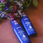 Kristina Petrushina Instagram - I betalt samarbete med NIVEA. Fortsatt mallig hänger jag och @nivea än ihop och det har vi gjort ett rätt långt tag! Jag minns som sagt väl min första blåa plåtburk jag köpte i mellanstadiet som jag smorde in allt o alla som kom i min väg. Dessutom min numera mest trogna följeslagare för glow och återfuktning - Rich Nourishing Body Lotion. Min bästa kompanjon genom livet. Det och såklart den frysta vitlöksbaguetten. Nåja. Nog om mig. När och hur skaffade ni er första NIVEA?! 🧖🏼‍♀️
