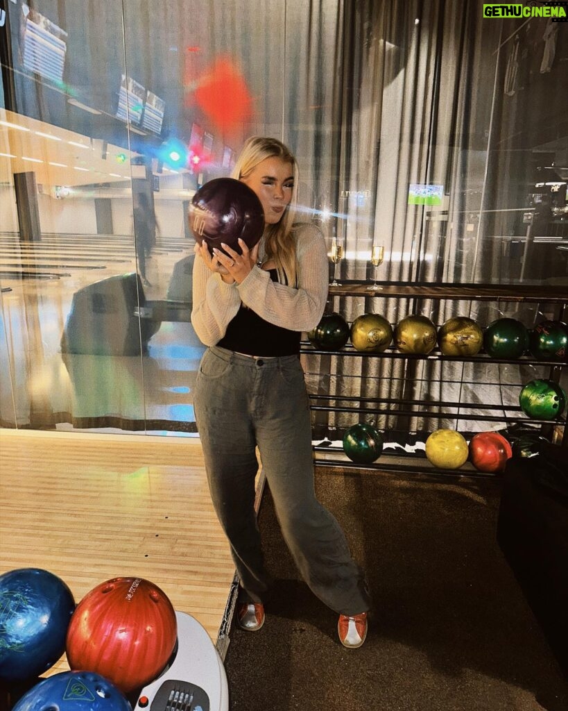 Kristina Petrushina Instagram - Älskar att bowla! Älskar dock inte alla gånger jag gått hem och upptäckt först i hallen att jag fortfarande haft på mig bowlingskor ☹️
