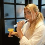 Kristina Petrushina Instagram - I betalt samarbete med @oralb_nordic. #Det krävdes tid, det krävdes mod, men det var dags. Jag har äntligen bytt tandborste! Lämnar nu min mossiga lilla gamla tandborste för att uppgradera livet med en eltandis. När bytte ni tandborste senast? Ärligt nu? 🪥 Jag ser i alla fall fram emot att hänga med @oralb_nordic framöver och lära mig allt om mitt nya, glammiga och uppgraderade liv! Ni ska ha tack!