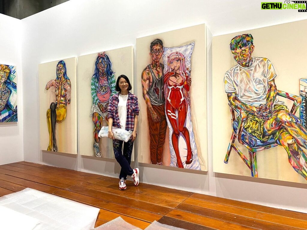 Kristy Cha Ray Chu Instagram - 睽違多年，終於要在台北舉辦個展，地點選在我任教的實踐大學，這裡對我的意義非凡，除了是我看過眾多藝術空間裡，最大器的展廳，我對它還有一份說不出的情感。 當年從紐約回來找到的第一份（也是唯一的）工作，之後就一直待在這裡，二十多年來實踐給了我一個超級棒的教學環境，與一群獨特有天份的學生，雖然自己並非這裡畢業，卻在我生命中佔了很重要的位置。 有了在實踐辦展的想法，便著手規劃，從展覽主題、展出形式、規劃場地 、選作品都不假他人之手（自己最瞭解自己)，在展廳搭建了三座高340cm，總長3200cm的牆。 從我的作品集精選出三十幾幅，近3年最具代表性的自畫像、人物、玩具畫作，包含兩幅從未公開的2021年最新人像畫（母親、小P)，希望每一位參觀者走進來，立即被眼前的繽紛色彩環繞，置身於我的藝術之中。 前天一早9點佈展團隊開始作業，首先到我工作室做最後確認（每一幅畫都覆蓋無酸紙＋泡泡紙包覆），接著上貨車、運送到展廳，再依照設計圖把畫平放在每個區域的地上。 正準備開始掛畫，竟然發現我漏掉一幅作品，原本想說算了，反正也沒有人知道（但我知道啊），於是緊急拜託好友，請朋友的朋友臨時調度一輛貨車，殺到我的工作室找出那幅畫，運回展廳（昏倒）。 這次光是空間的設計圖，考量到場地限制以及觀展動線，就改了好多版本，至於要展出哪幾幅畫，也是選了又換再換，擔心數量不夠（怕你們看不過癮），又要衡量整體觀看的品質。 更別說展廳不允許在牆上釘任何釘子，而新打造的牆面尺度很大，要能夠承受十幾幅裱框的大型畫作（很重），上下兩層懸掛，在支撐結構上，對於木工師傅是極大的挑戰。 當然掛畫團隊的付出更讓我佩服，專業有耐心之外，遇到難題立馬解決，好幾次快接近完工，而我覺得還可以突破（我常這樣要求我學生，他們都快瘋了），提出了意見，團隊都全力配合。 晚上十點，原以為大功告成，我又提議要不要嘗試另一種照明方式，他們二話不說就試，效果出奇的好，工作人員爬上爬下200公分的梯子，為每一幅畫重新安裝新的聚光燈，原本預計９小時的佈展工程，最終15小時完成。 就算之前我有過比這大好幾倍的展覽經驗，感覺還是跟第一次展出一樣，壓力不減反增，我還是一樣沒把握 、一樣很緊張，擔心作品不夠好、撐不起這個展，反正就是會想很多很多。 前一晚還硬是把一幅畫拿出來重畫（我是不是瘋了），整天都無法排便，中間一度躲在學校廁所裡掉眼淚，直到所有的畫都上了牆，我站在展廳中央，心裡的石頭才慢慢放下。 記得爸爸還在的時候，總是拒絕來我的工作室，他對於我沒有任何保留，直視內心最深處，一筆一筆像是自我解剖所刻下的那些自畫像，一點都不欣賞，也不想欣賞，他總是帶點惱怒的說我把自己畫成這樣，什麼人敢來娶我？ 當時的我年輕氣盛，心高氣傲的強調，我的創作從來就沒想過要取悅任何人，父女倆每次談到這個話題，總是不歡而散。 2012年爸爸因病去世，我才意識到自己的創作動力，有很大一部分就是為了證明給他看，表面上或許我很不屑，但心裡期盼著他的一句肯定，而爸爸的離開，讓我強烈感受到人生無法回頭，他再也看不到我的畫，看不到我還在創作這條路上奔馳。 前陣子，無意間在書房抽屜裡，翻到一疊小時候的隨手塗鴉，媽媽才想起那是爸爸留著的，這麼多年一直擺在那裡，我想爸爸當時一定看見了這個女兒的不同，雖然從未說出口，但用著他的方式默默地鼓勵與愛我。 無論你是誰、幾歲，透過這個展，來到我的世界，你會從我的畫裡看見自己，喚醒內心深處，那個和我一樣渴望被認同、被愛的孩子。 #送給自己與粉絲的禮物 展覽：破框而出 - 在繪畫創作中，找回初學者的眼光與勇氣 地點：實踐大學 敏初聽/台北市中山區大直街70號(捷運文湖線 大直站) 展期：2021/5/3-5/15 時間：11:00am-6:00pm週一至週日(免費入場) 感謝成就這個展的幕後團隊： 運輸佈展/達奇藝術 展場施工/璟程設計 空間設計/昱安 展品規劃/克旻 人員配置/彥韋 全程監督/竑嘉 #一步一步朝著夢想前進