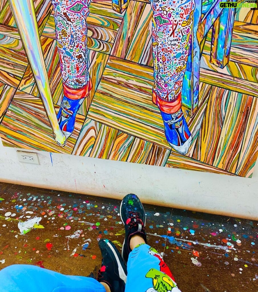 Kristy Cha Ray Chu Instagram - 星期六晚上 我在台北畫畫 #你在哪裡做什麼 Maxx（局部） 壓克力顏料、炭筆、畫布 180cmx120cm 2024
