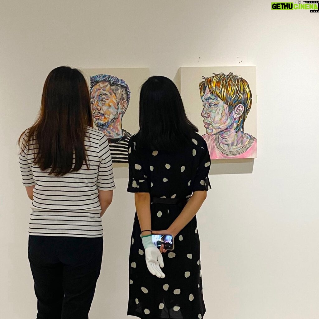 Kristy Cha Ray Chu Instagram - 前幾天布展，看著作品一幅幅的掛上牆，激動的說不出話，它們每一幅畫都是我的寶貝，投入了很多精力，數不盡的夜晚（其中好幾幅畫了3個多月），常常畫到看不見盡頭，不知道自己這麼拼是為了什麼？ 終於，這一天要來了，我必須誠實的說，外表看起來很有自信（其實心裡緊張到不行），我還是需要你們的鼓勵，希望大家都能來看我的畫、來支持我，我們5/7開幕見～ 曲家瑞個展 2022/5/4-5/28 開幕 2022/5/7(六) 2:00pm-5:00pm 地址 誠品畫廊 台北市信義區菸廠路88號B1 開放時間 週二~週六 11:00am~7:00pm (週日、週一公休) @eslitegallery #誠品畫廊 #每一幅都毫無保留 #每一幅都是唯一 #距離開幕倒數六天 #免費入場 #為我加油