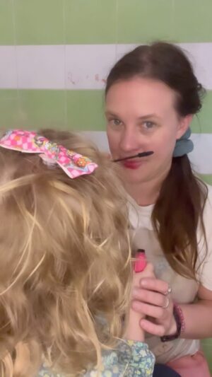 Kristýna Leichtová Instagram - Odličování…! Původně jsem vám chtěla sestříhat úplně jiné video. 
Pracovní - povolání herečka. 
Ale tohle povolání je víc, ne-li nejvíc! Máma 😘
@lobeylabs 
Milujeme s Rozárkou 😍
#placenaspoluprace