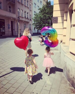 Kristýna Leichtová Instagram - “Jé to jste pro mě připravili? Všem vám moc děkuji!” 
Reakce naší tříleťačky na narozeninovou výzdobu v @kouteksveta 🥹
Jako musím říct, že poznávání osobnosti dětí je na rodičovství to nejhezčí. A tenhle ten náš ráček je teda unikát 😍. Díky za každý den s tebou!