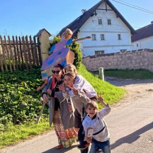 Kristýna Leichtová Instagram - Vloni na vsi, letos ve městě. Radši volím variantu na vsi! Vysílám přání aby to tak bylo od příštího roku už navždy 🙏🏻. 
Máte sepsaný list negativ, který dnes večer rituálně spálíte 😉?