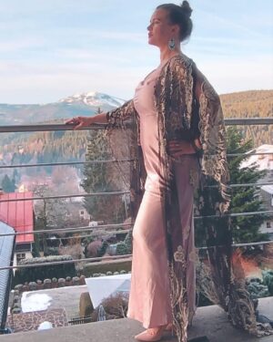 Kristýna Leichtová Instagram - Sbohem 2023!!! 🎉
2024 vejdi a neuškoď 🙌🏻❤️.
Jen to nej i Vám a díky 😘!
Foto: Vojta 
Šaty: true vintage @poheluhledu 
#welovesumava 
#kristynaleichtova 
#artagent #happynewyear2024 #poheluhledu