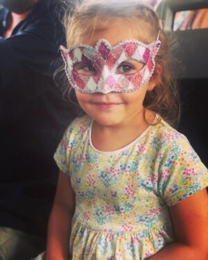Kristýna Leichtová Instagram - Moje srdce ♥️ 5!
Pět let mě učíš jak být lepší, vědomější, trpělivější, laskavější a svá. 
Nejspíš bys ty předchozí roky ohodnotila slabou trojkou, ale myslím že ty poslední měsíce už to trochu vytahuju a třeba z toho bude i dvojka 🤩.
Pět jsou první kulatiny! Tak ti přeji v následující pětiletce: hodně kamarádů, ať jsi zdravá a hlavně ať tě rodiče nezlobí! 😂👍♥️