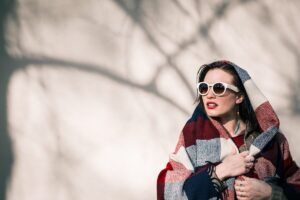 Kristýna Leichtová Instagram - 💫Rodičovství je teorie relativity v praxi. Když jste v začátcích, máte pocit že to nikdy neskončí. Když je dětem 5 let, netušíte kam ty roky zmizely. Zakřivení prostoročasu totiž přímo závisí na energii a hybnosti dané hmoty - dítěte.
“Intelektuálka ve slunečních brýlích”😉
#instamástr