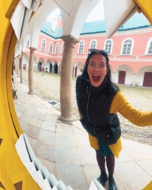 Kristýna Leichtová Instagram - Kluci! Muži! Pánové! 🥸
Já chápu že máte pocit že jste páni tvorstva, že vás nic neporazí a nezastaví, že nad vším zvítězíte s prstem v nose, že se nebudete chránit, ale rovnou útočit…
Jenže občas prostě postrádáte ten pohled do budoucna = následky.
Například když má vaše pětileté dítě potvrzenou angínu a spíte s ním v posteli, je celkem logické že na vás něco skočí. Je ovšem celkem nelogické předpokládat, že když svoji imunitu nikterak nepodporujete a svou ženu s vitamíny v hrsti odháníte jako nestoudnou kacířku, že si zrovna vás bacil nevybere!!! 🤦🏻‍♀️
Jistě, je to vaše zdraví, váš život. Ale už ne tak úplně, když máte děti že?!🤷🏻‍♀️
A prosím vás, nezapomínejte na toho druhého dospělého který pak musí vzít veškerou péči o všechny a o všechno, na sebe. 
Je to totiž celkem nefér! 😠
My vás milujeme, jo, ale věnujte se prosím té prevenci 🙌🏻❤️
#zdravimamejenjedno #instamástr