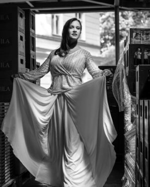 Kristýna Leichtová Instagram - Báječné focení s @hatasovalenka  v @grandhotelpupp 
Díky Evi za zapůjčení krásného vintage obleceni z @poheluhledu 
Díky @franckprovostcz a konkrétně @voj_koh za nejlepší vlasovou péči a @makeupinstituteprague.cz za chameleonské proměny 🙏🏻
Díky @kviff #kviff57

Která fotka je nej??? 😉