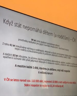 Kristýna Leichtová Instagram - Fyzické a psychické násilí na dětech ČR!
To fakt není možné! 
Dnes jsem potkala slečnu, která svému psovi říkala “přestaň kňučet, nebo ti dám důvod!” Polovina lidí z šesti přítomných se na ni okamžitě škaredě zatvářila!
U stejného případu s dítětem si polovina řekne “tak jasně, výchova!”
Kde se v naší společnosti  bere to, že malé, bezbranné, čisté, láskyplné, milující, citlivé bytosti, lačné lásky a přijetí, mají jejich nejbližší potřebu fyzicky a psychicky týrat??? Já to nepochopím!
A nemám k tomu toleranci!!!
Chápu selhání!
Sama jsem se ho dopustila. Křikem a vyčítkami! Malinkému dítěti 🤦🏻‍♀️. Sama jsem pak ale hledala pomoc, protože už jsem to nikdy nechtěla zopakovat! 
@martinzikmund říká že se může stát jeden takový omyl, pokud ho umíme dítěti pětkrát pozitivně vynahradit. Láskou a péčí!
Bohužel naše společnost je až moc tolerantní k násilí! 😔
Pokud ale postavíme násilí na dětech mimo přijatelnou normu a budeme bojovat za jejich práva, ozdraví to naši společnost ve všech směrech. A proto bojuji a bojovat budu!!!
Bojujte taky, má to smysl!❤️
@senatcz @detijsoutakylidi @adela_sipka @wagenknecht_luk @centrumlocika @petr.konecny.maxmaxpet @neohrozenedeti @zuzkaklusova @ligaotevrenychmuzu #stoptyranideti