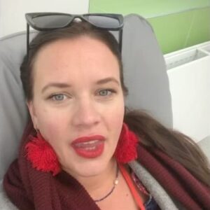 Kristýna Leichtová Instagram - “Znáte svoje práva i práva vašeho dítěte? Máte přehled o tom, co po Vás může požadovat nemocnice? Víte, kde najdete informace a podporu?
My to víme a chceme, aby byly tyto informace dostupné pro všechny. Jen tak se může situace začít zlepšovat. Také pracujeme na systémových změnách, aby se děti traumatickým zkušenostem vyhnuly. “
1- otevření dětské JIP v @nemocnicehavirov kam jsem byla také pozvána a moc si toho vážím. Za seznámení s @hynekcanibal jsem obrovsky vděčná a smekám klobouček! Jak řekla @agnesnemeckova : odbornou obcí nenáviděn, rodiči milován 😍
2- můj dvoudenní pobyt s Dorotkou před rokem a půl na Fifejdách. Děkuji že jsem nemusela dvě noci sedět na dřevěné židli 🙏🏻. Vůbec nikdo nepochyboval o tom, že tam jeden z nás rodičů zůstane. A bylo zřejmé, že také díky naší přítomnosti se zotavila tak rychle.
Podpořením sbírky Českého helsinského výboru umožňíte vznik a prosazení 4 důležitých věcí, v navázání spolupráce nemocnic a rodičů.
Ať už žádné dítě nemusí být v nemocnici bez svého nejbližšího člověka. Ať už rodiče nemusí bojovat za práva svá i svých dětí. A ať rodiče nemusí celou noc sedět na předražených dřevěných židlích!
Podpořte prosím na @znesnaze21