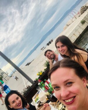 Kristýna Leichtová Instagram - #pracezaodmenu 
Děkuji za tuhle příležitost! Nejenom že to byla práce v prostředí za odměnu a s týmem lidí, který mám už leta moc ráda, ale taky jsem byla po sloooouhý době zase jen sama se sebou. A to bylo něco vám povím! Takový mix emocí a myšlenek už sem teda dlouho nezažila! Euforie, stýskání, radost, výčitky, nerozhodnost, různá uvědomění si, přenastavování priorit a nicnedělání!
Moc hezký 😉.
Díky Vám! @vojta7m @saadra_novakova @sararychlikova @sarkakrausovaofficial @primaftv 
#ceoatia #navlnachjadranu 
@artagent.cz