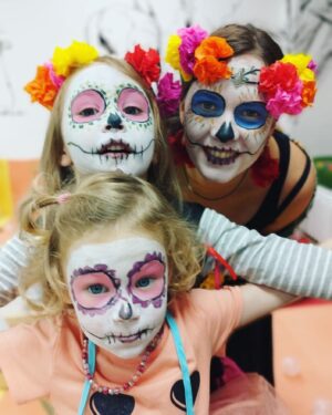 Kristýna Leichtová Instagram - #diadelosmuertos v @kouteksveta 
Jsem moc ráda že moje první churros v životě, ocenili i španělští tatínkové kteří k nám o víkendu přišli, slovy : chutná to jako churros, ale rozhodně to tak nevypadá 😂.
Věřím že jsme si to všichni užili a objevili jsme nový způsob jak uctít památku zesnulých. S radostí a láskou v srdci ❤️!
#kouteksveta #ostravasdetmi #ostrava #detskaherna  #detskykoutek