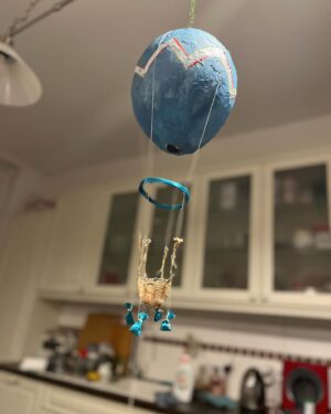 Kristýna Leichtová Instagram - Protože výtvarno je můj ventil! 
Poslední měsíc byl hodně náročný. Jakože úplně na všechno. Nejvíc na vztah s mladší  Rózi. Stalo se že sem byla i 8 dni bez nich. Což pro nás není vůbec normální a v pohodě. Reakce na sebe nenechala dlouho čekat. Rozi se po shledání vrátila o minimálně rok zpátky. Začala šišlat, odmítala usínat se mnou, raději s babičkou. Byla samostatná, činorodá, ale radši s kýmkoliv jiným než se mnou.
Já sama jsem z toho byla úplně na dně.
Nicméně dnes, po generálce, kdy ze mě na par dni pracovní nasazení opadlo, jsem se s Rozi dlouze bavila, aniž bych se dočkala jasné odpovědi. Jen jsem cítila. A docítila jsem se k tomu, že jsem se omluvila za svoji nepřítomnost a ujistila ji že už teď bude všechno v pořádku. Že jsem s ní a budu. A konečně odešla usnout se mnou. Musím ji teď hodně chovat a mazlit aby se ten PTŠ neprohluboval a zaléčil. Spousty lidí můžou moje jednání zlehčovat. Můžou a mě je to jedno. Důležitý je jak se cítí moje děti ❤️