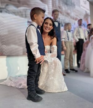 Kristýna Schicková Instagram - The most unforgettable fashion show I ever did & will ever do! Nezapomenutelný a nejkrásnější zážitek celé mojí modelkovské kariéry - Elliot a já na přehlídkovém mole 🥹❤️ #foreverinmyheart  @avantgardcz @svatebnisalonpilar @svatebnifestival