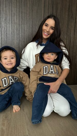 Kristýna Schicková Instagram - @gap a Dapper Dan představují novou jarní kolekci DAP GAP, symbolizující lásku a jednotu. Ikonická mikina s džínovým vzhledem inspirovaný westernem je dostupná jak pro dospělé, tak pro děti. Limitované kousky této kolekce jsou od dnešní dne k dostání exkluzivně v @gapcesko store Palladium a na webu gap.cz