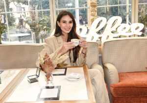 Kristýna Schicková Instagram - Krásná akce ke světovému dni kávy ☕️ @lorprofessionalcz děkuji za krásnou fotečku @mfeuereislova