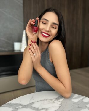 Kristýna Schicková Instagram - Už jste viděli celou vánoční kolekci nadčasových a ikonických odstínů OPI Nail Lacquer pro rok 2023?🤩❤️‍🔥 Pro ty, kteří si potrpí na „domácí lakování“ s produkty salonní kvality, je tady OPI Nail Lacquer 💅🏻 @opi_cz_sk zaručuje bezchybný vzhled až po 7 dní, velmi silnou pigmentaci pro ještě intenzivnější zážitek z barev, kterých OPI nabízí až přes 200 odstínů 
no a samozřejmostí je štěteček pro perfektní aplikaci 💅🏻 Veškerý sortiment včetně tohoto nádherného červeného ikonického laku, který získal hned několik ocenění, najdete na webu: www.opishop.cz 💅🏻💝