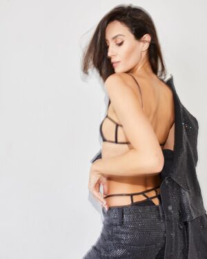 Kristýna Schicková Instagram - BACK TO BLACK neboli NÁVRAT K ČERNÉ - to je hlavní myšlenka nové kolekce @hm Studio AW23, která přináší ikonickou jednoduchost černé v kombinaci s elegantními a sofistikovanými siluetami v duchu temného glamour. Kolekce je inspirována kultovním sofistikovaným vzhledem hrdinek hororových filmů. Vyzdvihuje nejen dokonalé střihy a precizně tvarované siluety, ale také elegantní, odvážné doplňky, které dotvářejí dokonalost každého outfitu. Kolekce H&M Studio AW23 bude k dostání na hm.com od 28. září, pouze ONLINE. #hm #hmstudio