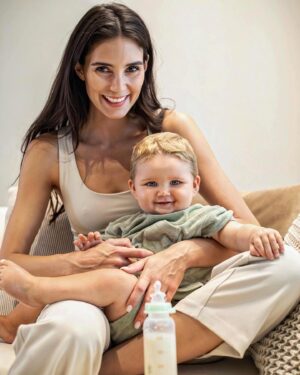 Kristýna Schicková Instagram - Je neuveřitelné, jak ten čas letí. Před pár měsíci fotil Liámek svou první instagramovou kampaň, kde byl ještě jen ležící malé miminko. Uplynulo pouhých šest měsíců a Liam má za sebou tolik  obrovských pokroků… od prvních zoubků, po lezení, první slabiky až k prvním krůčkům 🥹 A za dva týdny slavíme jeho první rok 🥳
Nepostradatelnou součástí naší cesty, která přispívala ke správnému vývoji Liámka, byla Bio Combiotik 2 pokračovací mlíčka od značky Hipp. Nyní se již těšíme na HiPP 3 Junior Combiotik. Unikátní složení s kyselinou listovou v naštěpené formě, v kombinaci s probiotiky, praebiotiky a potřebnými vitamíny, jsou  pro Liamkův vývoj tou nejlepší volbou. Najdete ho skoro všude, dokonce i v cestovním balením, které je ideální na cesty. Stačí na něj jen našroubovat víčko od lahvičky a můžete jej rovnou nabídnout vašemu děťátku :)
 
#kojeneckemleko #kyselinalistova #nicneniblizematerskemumleku #ilovehipp
#placenaspoluprace **Kojení je nejvhodnější způsob výživy kojenců. Mateřské mléko je v prvních měsících života to nejlepší - obsahuje vše, co dítě potřebuje ke zdravému vývoji. Poskytuje ochranu před různými nemocemi a posiluje pouto mezi matkou a dítětem. Společnost HiPP je přesvědčena o výhodách kojení pro matku i dítě a plně podporuje kojení v souladu s doporučeními WHO