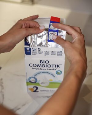 Kristýna Schicková Instagram - Je neuveřitelné, jak ten čas letí. Před pár měsíci fotil Liámek svou první instagramovou kampaň, kde byl ještě jen ležící malé miminko. Uplynulo pouhých šest měsíců a Liam má za sebou tolik  obrovských pokroků… od prvních zoubků, po lezení, první slabiky až k prvním krůčkům 🥹 A za dva týdny slavíme jeho první rok 🥳
Nepostradatelnou součástí naší cesty, která přispívala ke správnému vývoji Liámka, byla Bio Combiotik 2 pokračovací mlíčka od značky Hipp. Nyní se již těšíme na HiPP 3 Junior Combiotik. Unikátní složení s kyselinou listovou v naštěpené formě, v kombinaci s probiotiky, praebiotiky a potřebnými vitamíny, jsou  pro Liamkův vývoj tou nejlepší volbou. Najdete ho skoro všude, dokonce i v cestovním balením, které je ideální na cesty. Stačí na něj jen našroubovat víčko od lahvičky a můžete jej rovnou nabídnout vašemu děťátku :)
 
#kojeneckemleko #kyselinalistova #nicneniblizematerskemumleku #ilovehipp
#placenaspoluprace **Kojení je nejvhodnější způsob výživy kojenců. Mateřské mléko je v prvních měsících života to nejlepší - obsahuje vše, co dítě potřebuje ke zdravému vývoji. Poskytuje ochranu před různými nemocemi a posiluje pouto mezi matkou a dítětem. Společnost HiPP je přesvědčena o výhodách kojení pro matku i dítě a plně podporuje kojení v souladu s doporučeními WHO