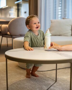 Kristýna Schicková Instagram - Je neuveřitelné, jak ten čas letí. Před pár měsíci fotil Liámek svou první instagramovou kampaň, kde byl ještě jen ležící malé miminko. Uplynulo pouhých šest měsíců a Liam má za sebou tolik  obrovských pokroků… od prvních zoubků, po lezení, první slabiky až k prvním krůčkům 🥹 A za dva týdny slavíme jeho první rok 🥳
Nepostradatelnou součástí naší cesty, která přispívala ke správnému vývoji Liámka, byla Bio Combiotik 2 pokračovací mlíčka od značky Hipp. Nyní se již těšíme na HiPP 3 Junior Combiotik. Unikátní složení s kyselinou listovou v naštěpené formě, v kombinaci s probiotiky, praebiotiky a potřebnými vitamíny, jsou  pro Liamkův vývoj tou nejlepší volbou. Najdete ho skoro všude, dokonce i v cestovním balením, které je ideální na cesty. Stačí na něj jen našroubovat víčko od lahvičky a můžete jej rovnou nabídnout vašemu děťátku :)
 
#kojeneckemleko #kyselinalistova #nicneniblizematerskemumleku #ilovehipp
#placenaspoluprace **Kojení je nejvhodnější způsob výživy kojenců. Mateřské mléko je v prvních měsících života to nejlepší - obsahuje vše, co dítě potřebuje ke zdravému vývoji. Poskytuje ochranu před různými nemocemi a posiluje pouto mezi matkou a dítětem. Společnost HiPP je přesvědčena o výhodách kojení pro matku i dítě a plně podporuje kojení v souladu s doporučeními WHO