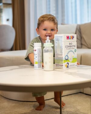 Kristýna Schicková Instagram - Je neuveřitelné, jak ten čas letí. Před pár měsíci fotil Liámek svou první instagramovou kampaň, kde byl ještě jen ležící malé miminko. Uplynulo pouhých šest měsíců a Liam má za sebou tolik  obrovských pokroků… od prvních zoubků, po lezení, první slabiky až k prvním krůčkům 🥹 A za dva týdny slavíme jeho první rok 🥳
Nepostradatelnou součástí naší cesty, která přispívala ke správnému vývoji Liámka, byla Bio Combiotik 2 pokračovací mlíčka od značky Hipp. Nyní se již těšíme na HiPP 3 Junior Combiotik. Unikátní složení s kyselinou listovou v naštěpené formě, v kombinaci s probiotiky, praebiotiky a potřebnými vitamíny, jsou  pro Liamkův vývoj tou nejlepší volbou. Najdete ho skoro všude, dokonce i v cestovním balením, které je ideální na cesty. Stačí na něj jen našroubovat víčko od lahvičky a můžete jej rovnou nabídnout vašemu děťátku :)
 
#kojeneckemleko #kyselinalistova #nicneniblizematerskemumleku #ilovehipp
#placenaspoluprace **Kojení je nejvhodnější způsob výživy kojenců. Mateřské mléko je v prvních měsících života to nejlepší - obsahuje vše, co dítě potřebuje ke zdravému vývoji. Poskytuje ochranu před různými nemocemi a posiluje pouto mezi matkou a dítětem. Společnost HiPP je přesvědčena o výhodách kojení pro matku i dítě a plně podporuje kojení v souladu s doporučeními WHO