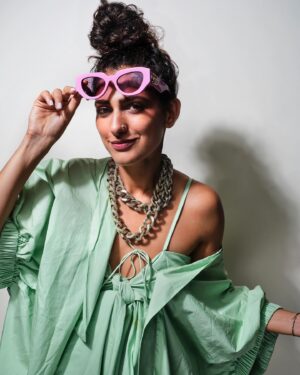 Kubbra Sait Instagram - I hope our LHS and RHS never tally my very talented very beautiful hooman ❤️ @kubbrasait 

Jewels: @riddhikajesrani 
Shop: @theflamestore by selections of @shriya_saran1109