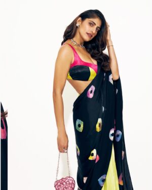 Kubbra Sait Instagram - #HAPPYHOLI ❤️🩵🩶🩷💙💚💛💛💜

Outfit-@masumimewawallaofficial 
Jewelry -@e3kjewelry @alasajewels 
Bag-@douxamourindia
Styling -@who_wore_what_when
Makeup-@kubbrasait
Hair-@palashipramanik
Photographer -@thefirstclik