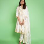 Kubbra Sait Instagram - Paati (grandmother in Tamil) said, “Post this for Matrimonial Photo… 🖼️.” It’s for your perusal 🗳️ 🙏🏽 You can of course Thank Me and proverbial Paati later! I’ll humbly accept your kind compliments 🌷 PS: #Gulabo for #Heeramandi World Premeire in Mumbai. Outfit: @gulabobyabusandeep Jewels: @shriparamanijewels Photograph: @devsphotographyofficial Hair: @palashipramanik Face: Your future brides own! 👑 Styled by… who else but… @who_wore_what_when #Beauty #White #traditional #indian #Actor #Joy #Happiness #Love #Light #KubbraSait